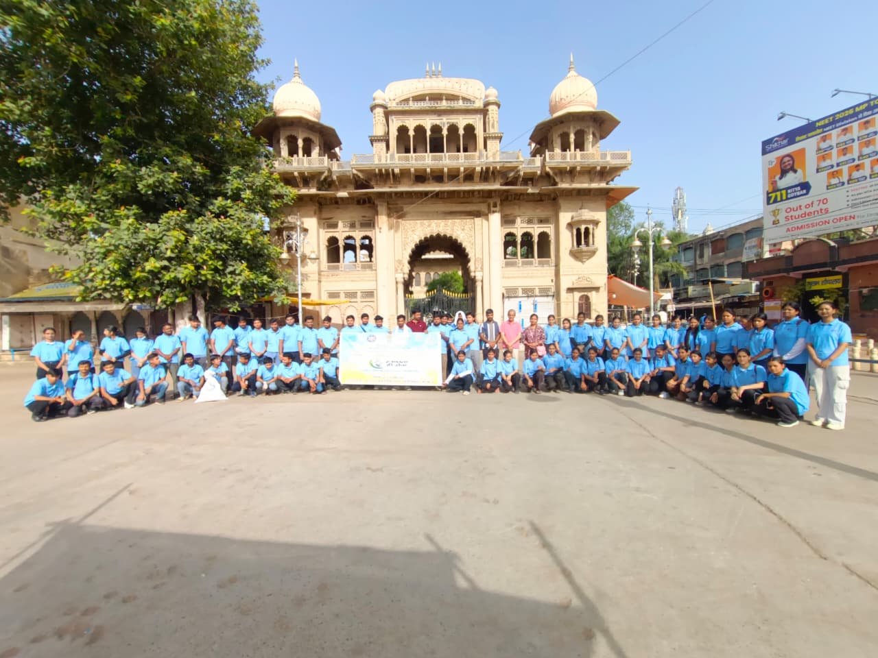  भारत सरकार युवा कार्यक्रम खेल मंत्रालय द्वारा चलाए जा रहे स्वच्छता ही सेवा के अंतर्गत दो दिवसीय स्वच्छता श्रमदान एवं स्वच्छता कार्यशाला के प्रथम दिवस 28 मई 2026 को जीवाजी विश्वविद्यालय राष्ट्रीय सेवा योजना के चयनित स्वयंसेवकों ने स्वच्छता एक्शन प्लान के तहत महाराज बाड़े पर स्वच्छता अभियान चलाया।
