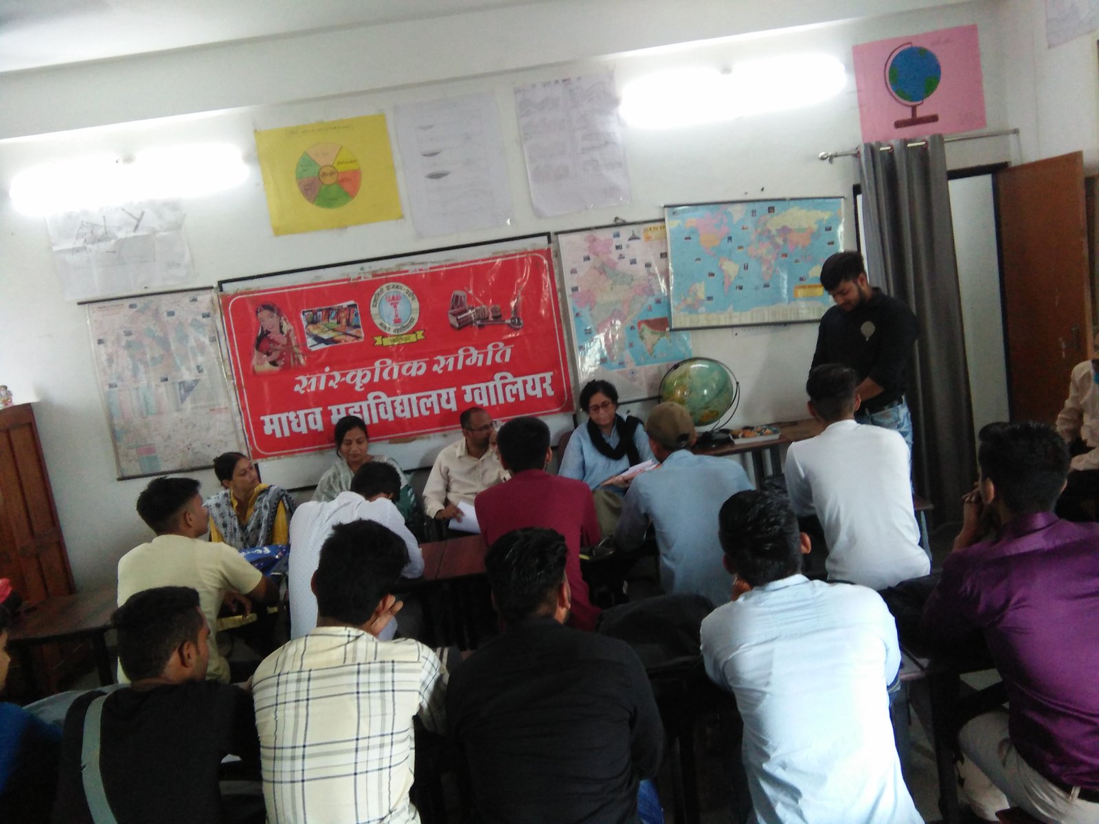 सांस्कृतिक समिति के अंतर्गत आयोजित महाविद्यालयीन युवा उत्सव 2023-24 प्रश्नमंच एवं वादविवाद प्रतियोगिता