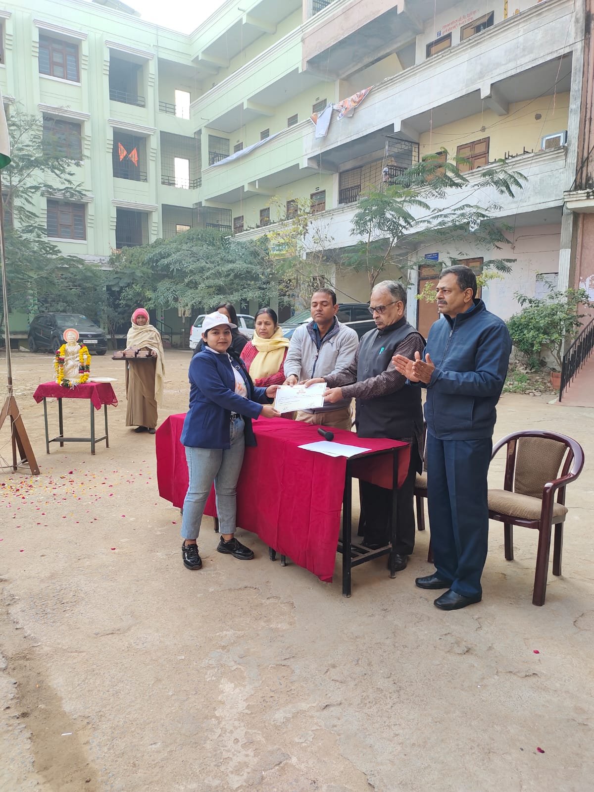 माधव महाविद्यालय,ग्वालियर में श्रीराम प्राण प्रतिष्ठा के अंतर्गत आयोजित पांच दिवसीय कार्यक्रमों-भाषण,निबंध,स्लोगन,पोस्टर मेकिंग प्रतियोगिता तथा श्रीराम जीवन के महत्वपूर्ण प्रसंगो को झाँकी में भाग लेने वाले विद्यार्थियों को गणतंत्र दिवस के अवसरपर सम्म