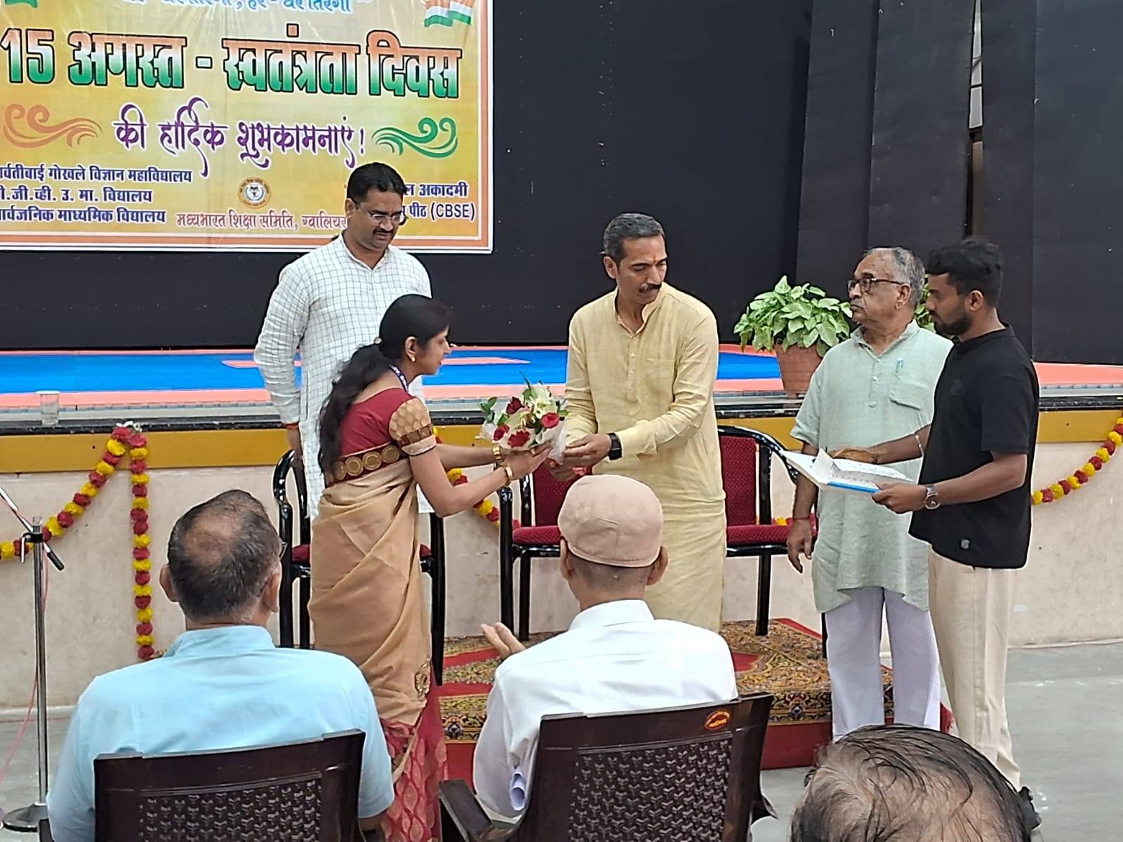 मध्य भारत शिक्षा समिति द्वारा आज दिनांक 5.9.2025 को शिक्षक दिवस के अवसर उत्कृष्ट कार्य हेतु  डॉ. दीप्ति नारंग, वाणिज्य विभाग को समिति द्वारा शिक्षक दिवस पर सम्मानित किया गया