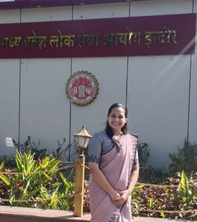 शोध छात्रा कु. चंचल ओझा का चयन  MPPSC द्वारा आयोजित परीक्षा में सहा. प्राध्यापक हिंदी के पद पर हुआ है।